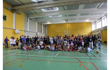 Une fête du club joyeuse